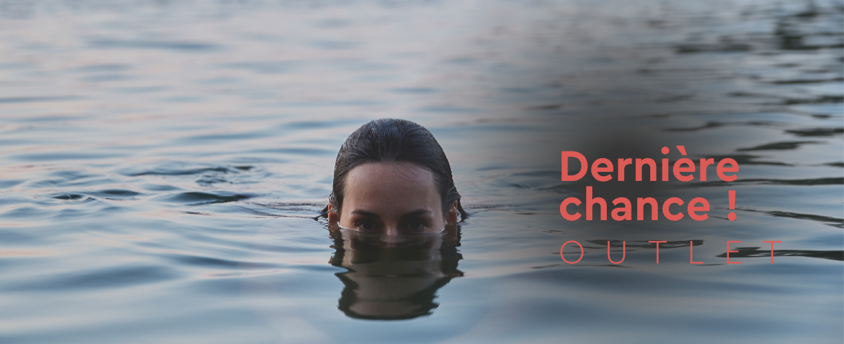Femme dans l’eau avec les yeux qui dépassent au-dessus de la surface.